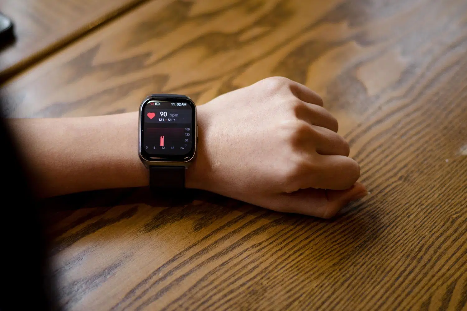 Primer plano de un smartwatch mostrando el monitoreo de la frecuencia cardíaca con un gráfico de datos biométricos. Primer plano de un smartwatch mostrando el monitoreo de la frecuencia cardíaca con un gráfico de datos biométricos.