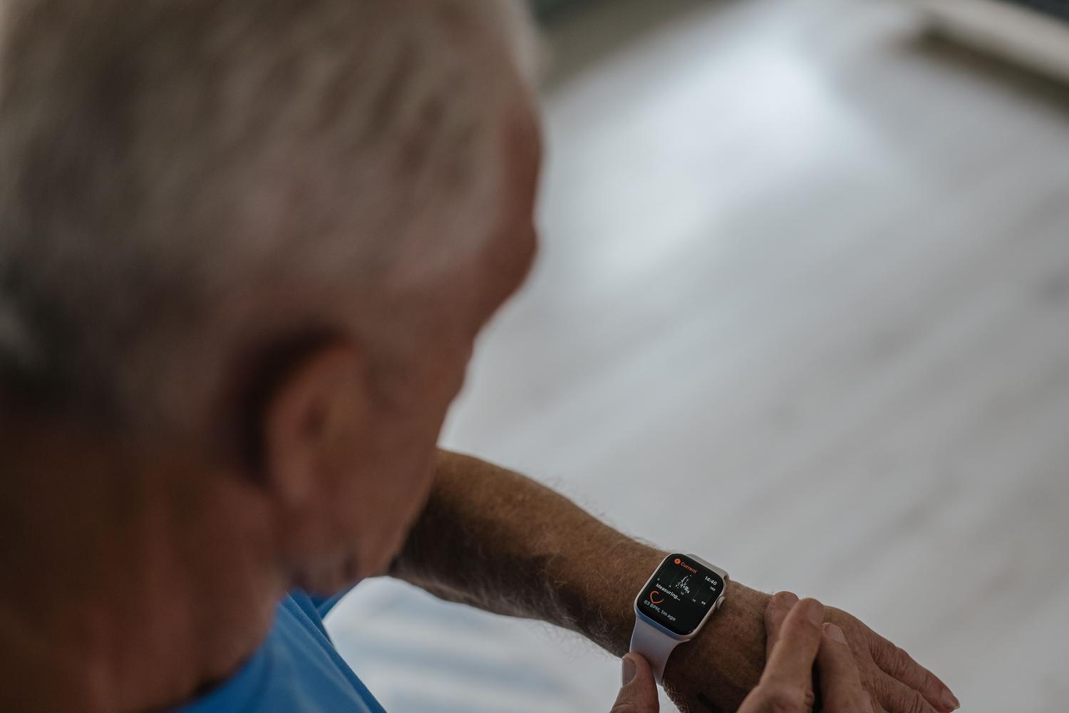 Hombre mayor utilizando un smartwatch para controlar su frecuencia cardíaca, destacando la utilidad de la tecnología de salud para todas las edades. Hombre mayor utilizando un smartwatch para controlar su frecuencia cardíaca, destacando la utilidad de la tecnología de salud para todas las edades.