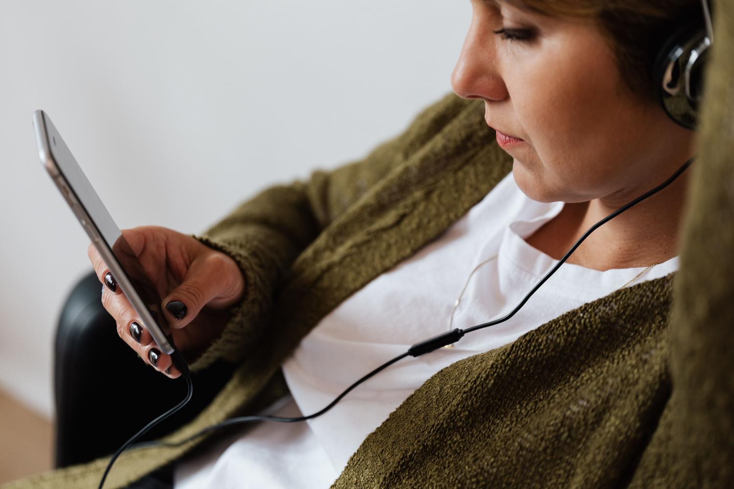 Mujer escuchando música con auriculares y smartphone Mujer escuchando música con auriculares y smartphone