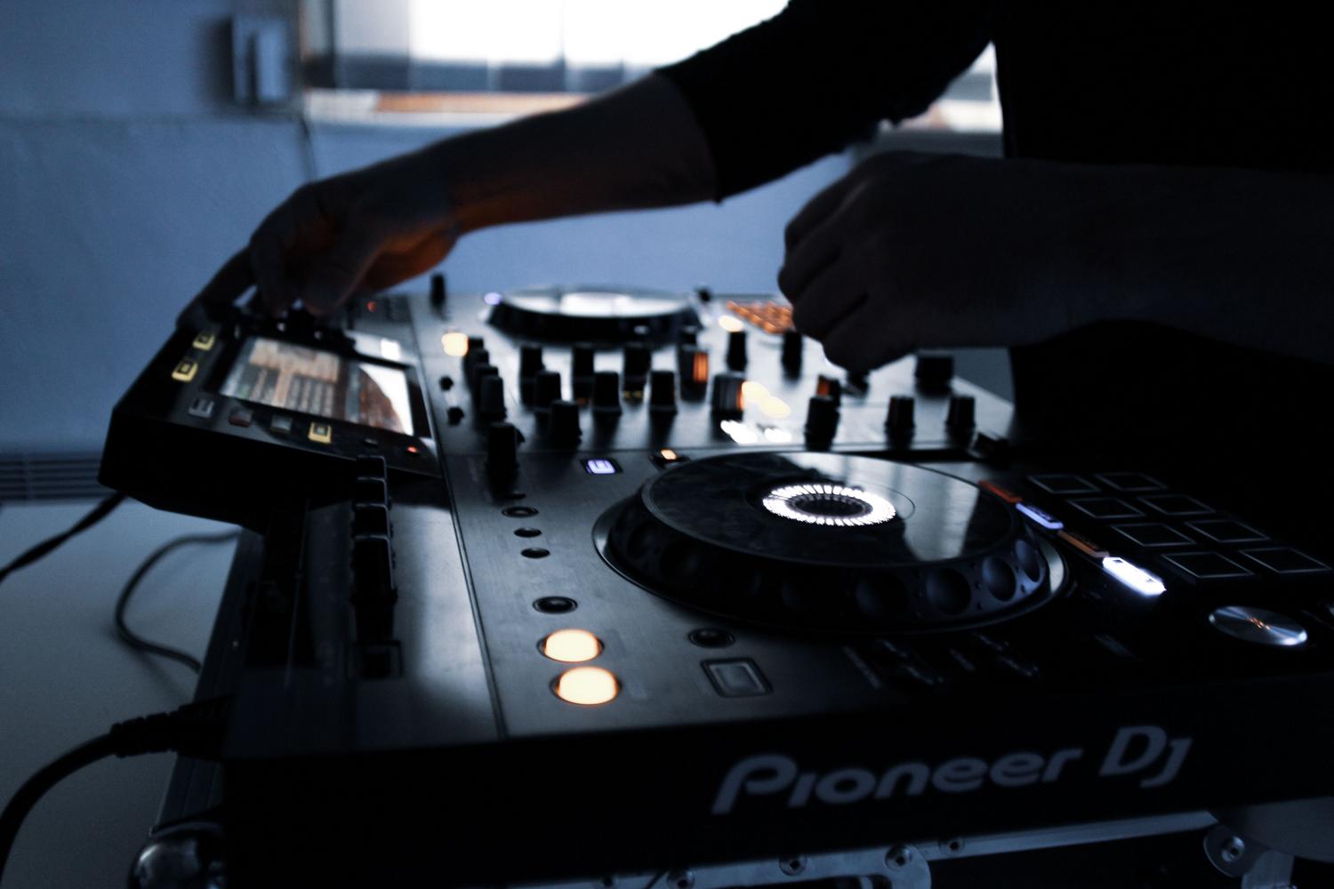 Primer plano de una controladora de DJ profesional Primer plano de una controladora de DJ profesional