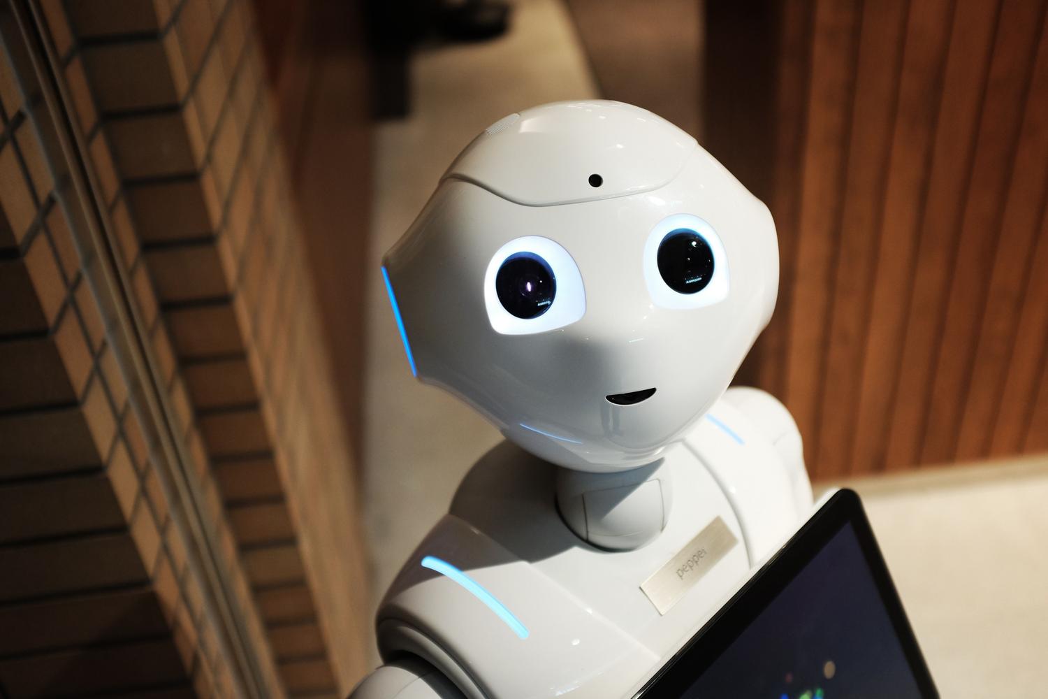 Representación de un agente de IA a través de un robot humanoide moderno en un entorno limpio y tecnológico. Representación de un agente de IA a través de un robot humanoide moderno en un entorno limpio y tecnológico.