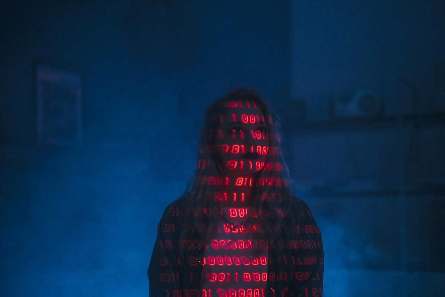Imagen conceptual del lado oscuro de la IA en ciberseguridad, representando la anonimidad y el peligro de los agentes autónomos maliciosos. Imagen conceptual del lado oscuro de la IA en ciberseguridad, representando la anonimidad y el peligro de los agentes autónomos maliciosos.