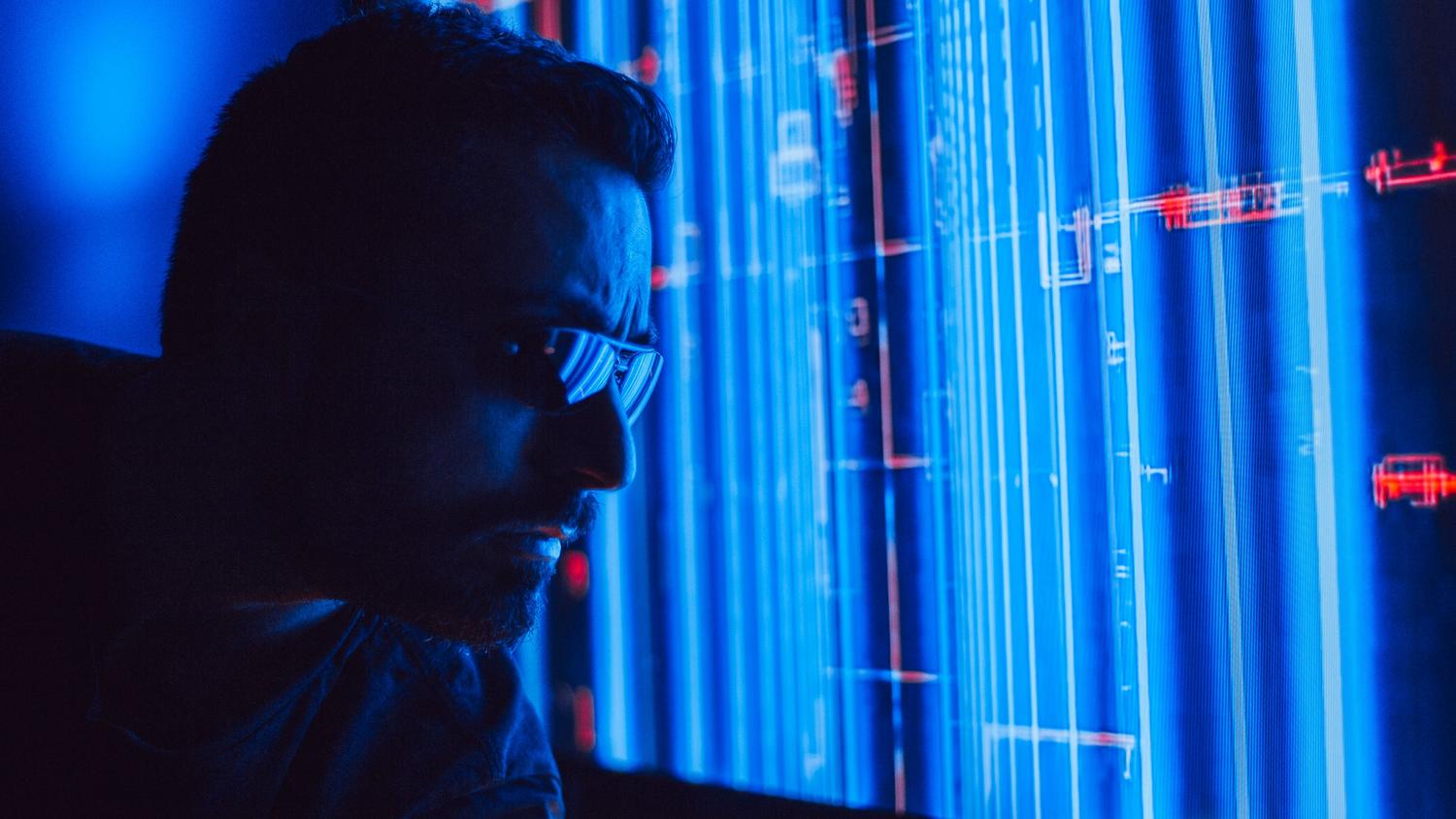 Analista de ciberseguridad en un Centro de Operaciones de Seguridad (SOC) futurista monitoreando alertas de amenazas en tiempo real. Analista de ciberseguridad en un Centro de Operaciones de Seguridad (SOC) futurista monitoreando alertas de amenazas en tiempo real.