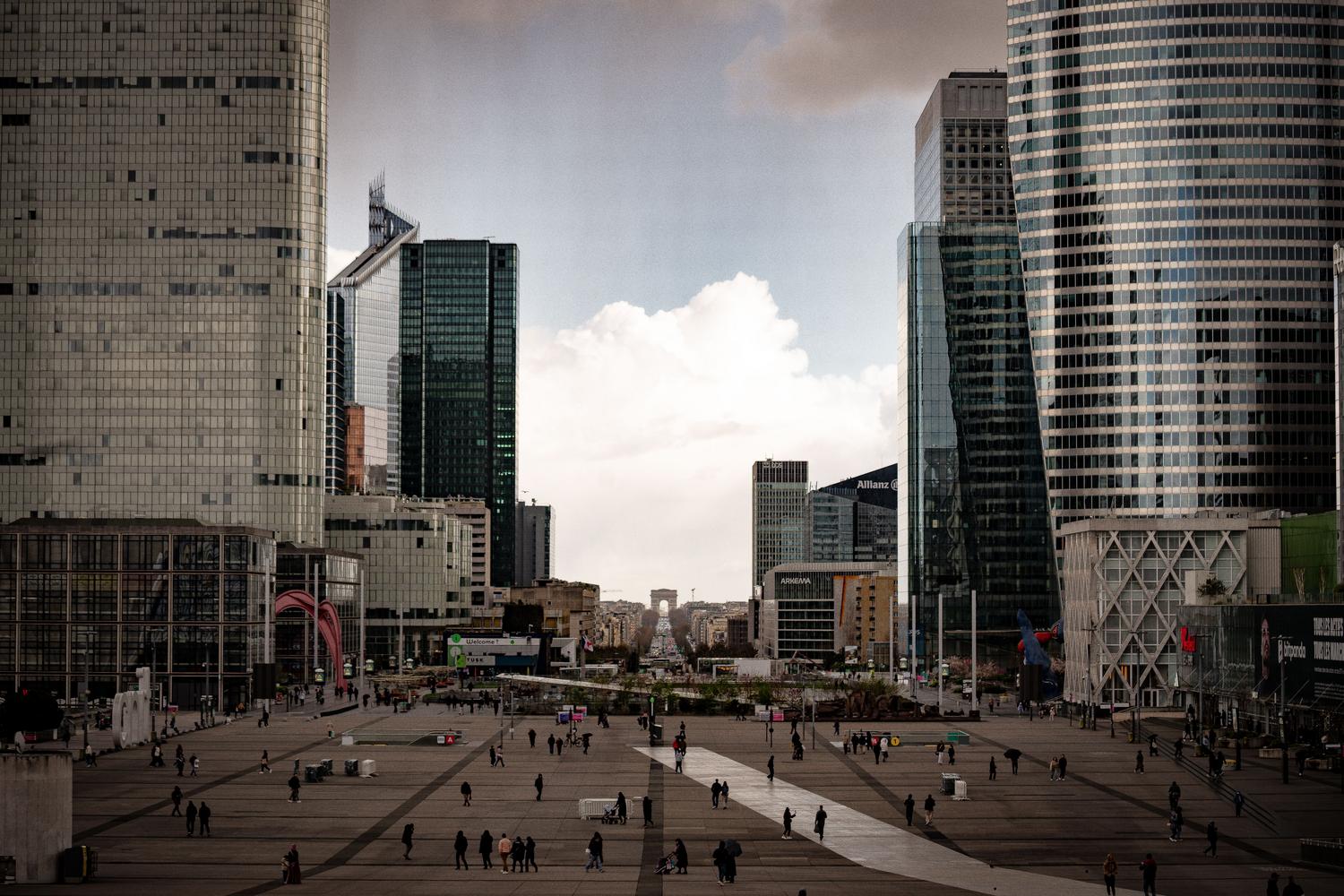 Vista panorámica de los rascacielos modernos del distrito de La Défense en París, representando el ecosistema empresarial y tecnológico francés donde nace Mistral AI. Vista panorámica de los rascacielos modernos del distrito de La Défense en París, representando el ecosistema empresarial y tecnológico francés donde nace Mistral AI.