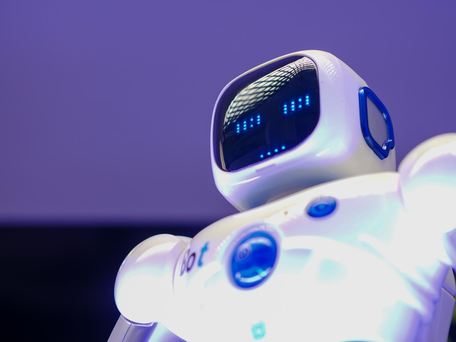 Robot humanoide de diseño minimalista y blanco con una pantalla LED en el rostro, representando la interfaz amigable y el asistente conversacional Le Chat. Robot humanoide de diseño minimalista y blanco con una pantalla LED en el rostro, representando la interfaz amigable y el asistente conversacional Le Chat.