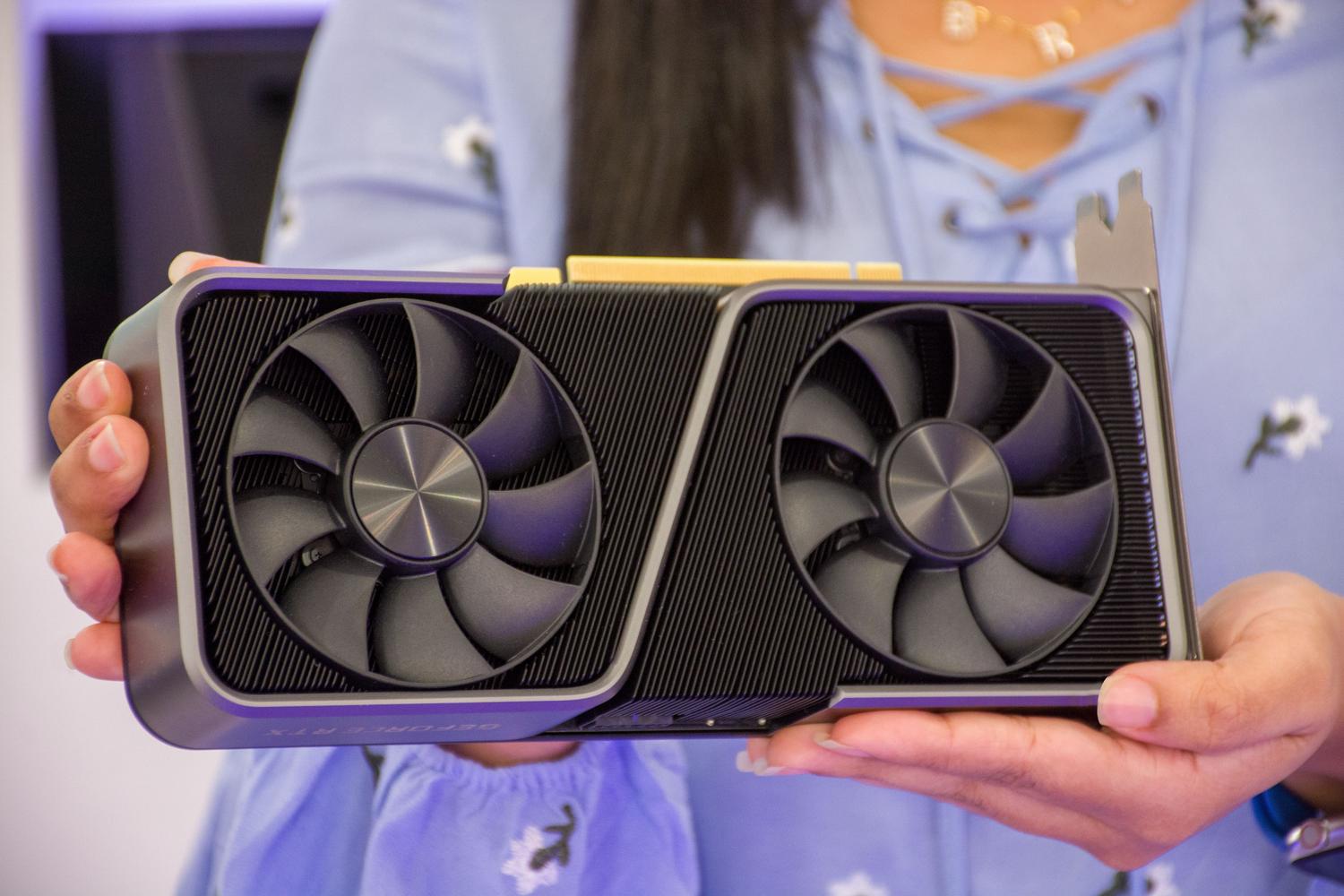 Manos sosteniendo una tarjeta gráfica NVIDIA RTX 30 serie Founders Edition, enfocándose en el componente físico. Manos sosteniendo una tarjeta gráfica NVIDIA RTX 30 serie Founders Edition, enfocándose en el componente físico.