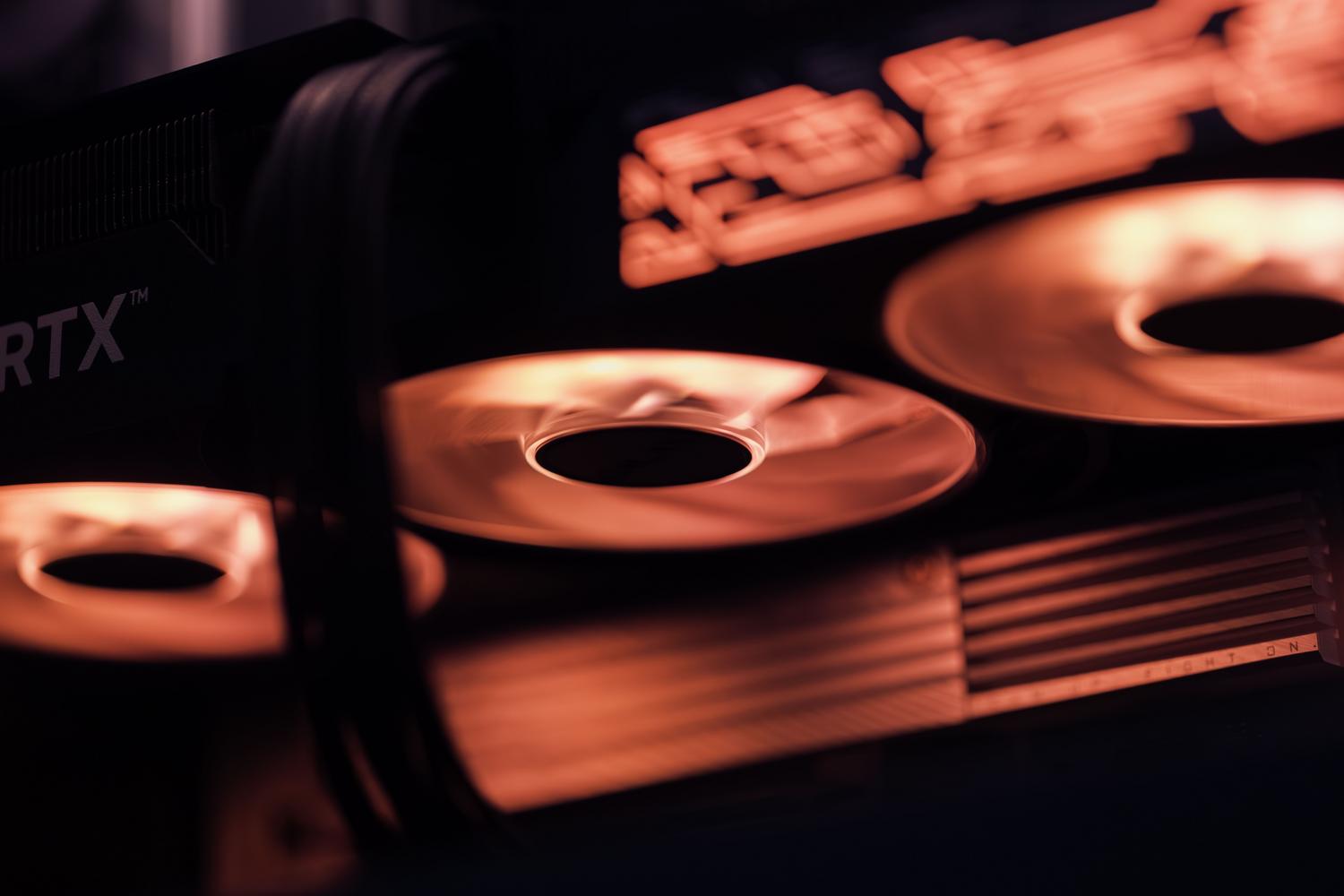 Composición artística de una GPU RTX con discos reflectantes, simbolizando la interpolación de fotogramas y el modding. Composición artística de una GPU RTX con discos reflectantes, simbolizando la interpolación de fotogramas y el modding.