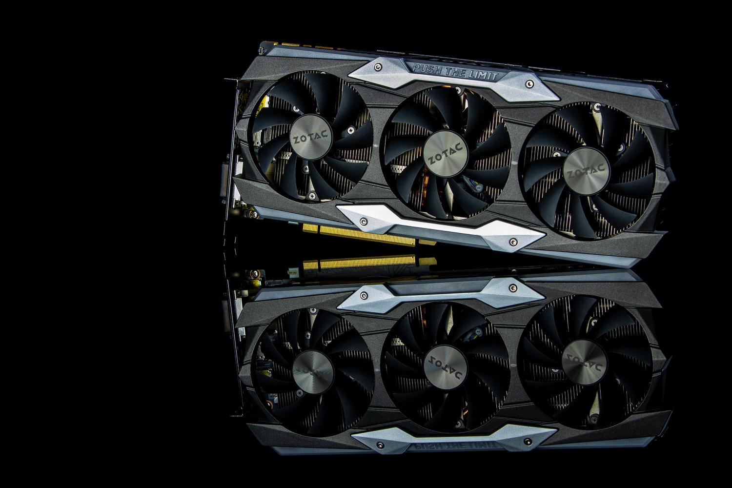 Dos tarjetas gráficas Zotac serie RTX 30, mostrando el diseño de hardware Ampere objetivo del mod Smooth Motion. Dos tarjetas gráficas Zotac serie RTX 30, mostrando el diseño de hardware Ampere objetivo del mod Smooth Motion.