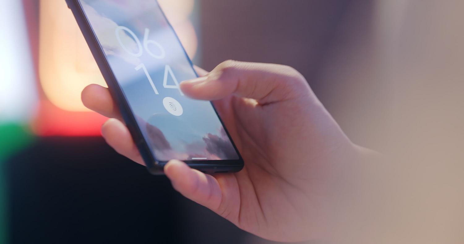 Primer plano de un dedo utilizando el sensor de huellas dactilares de un smartphone para desbloquear el acceso. Primer plano de un dedo utilizando el sensor de huellas dactilares de un smartphone para desbloquear el acceso.