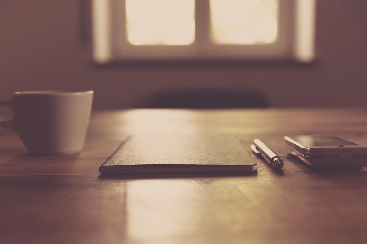 Espacio de trabajo minimalista con un smartphone sobre la mesa, ilustrando un entorno de productividad y concentración digital. Espacio de trabajo minimalista con un smartphone sobre la mesa, ilustrando un entorno de productividad y concentración digital.