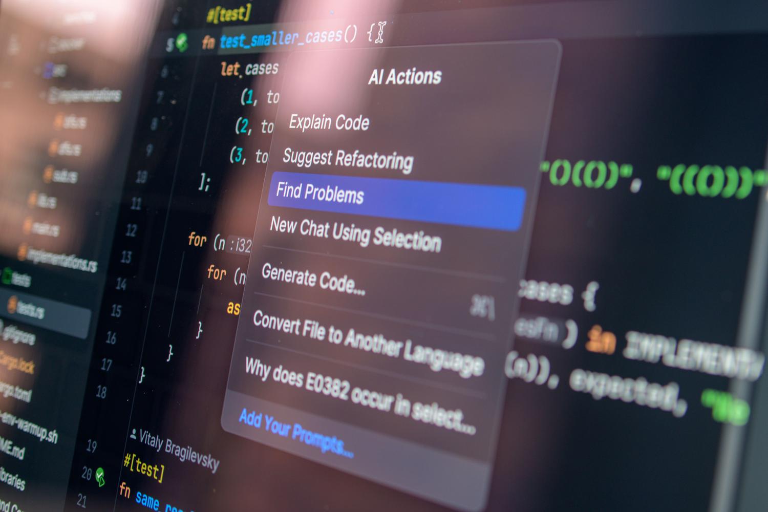 Primer plano de una herramienta de programación asistida por IA realizando una depuración de código. Primer plano de una herramienta de programación asistida por IA realizando una depuración de código.