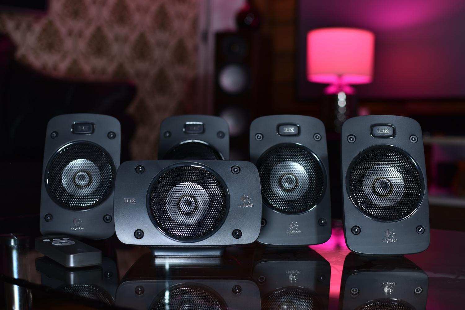 Primer plano de un sistema de altavoces de sonido envolvente moderno, ideal para ilustrar la inversión en componentes pasivos de calidad. Primer plano de un sistema de altavoces de sonido envolvente moderno, ideal para ilustrar la inversión en componentes pasivos de calidad.
