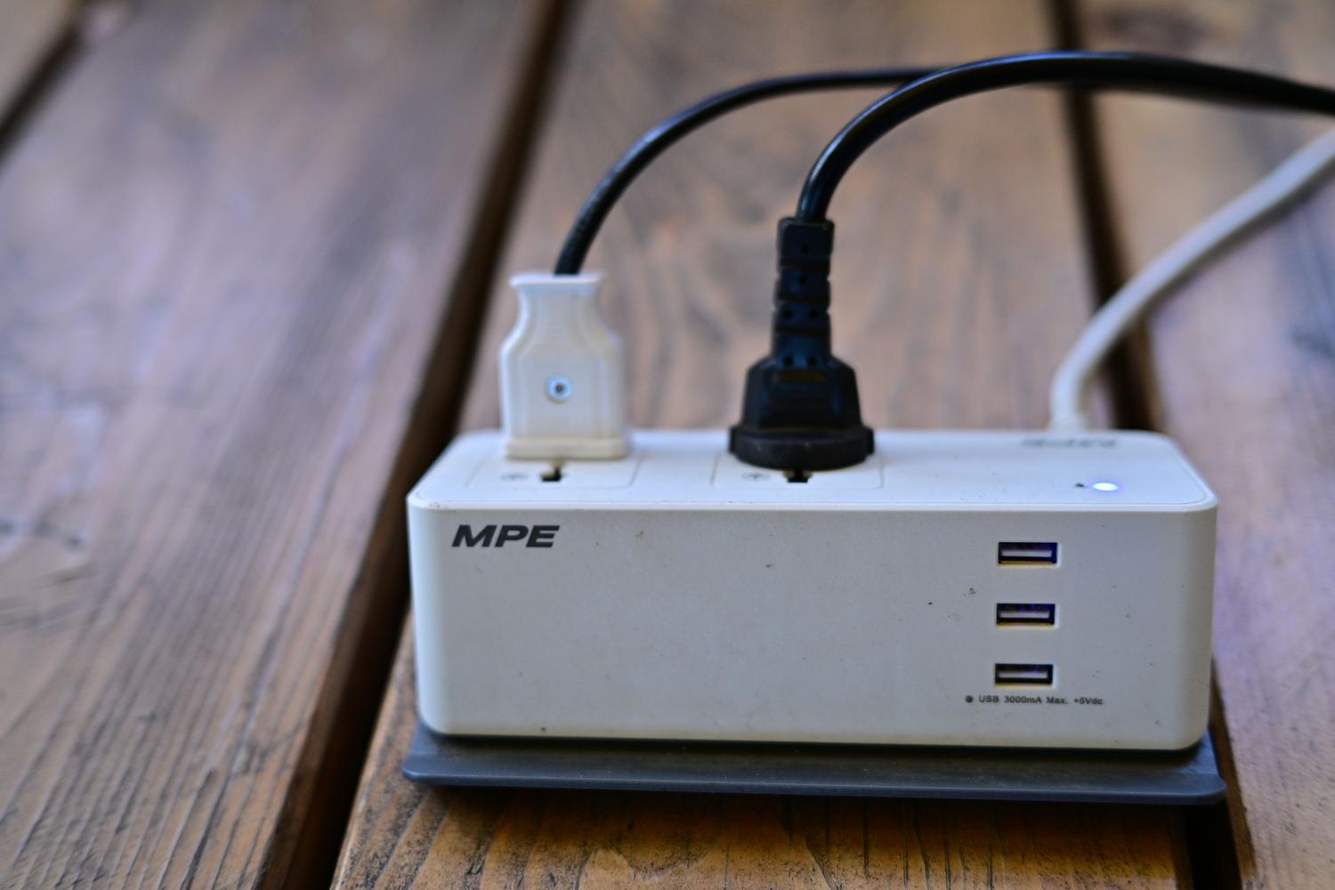 Regleta eléctrica con múltiples conexiones y cables, representando la protección contra sobretensiones para los equipos electrónicos. Regleta eléctrica con múltiples conexiones y cables, representando la protección contra sobretensiones para los equipos electrónicos.