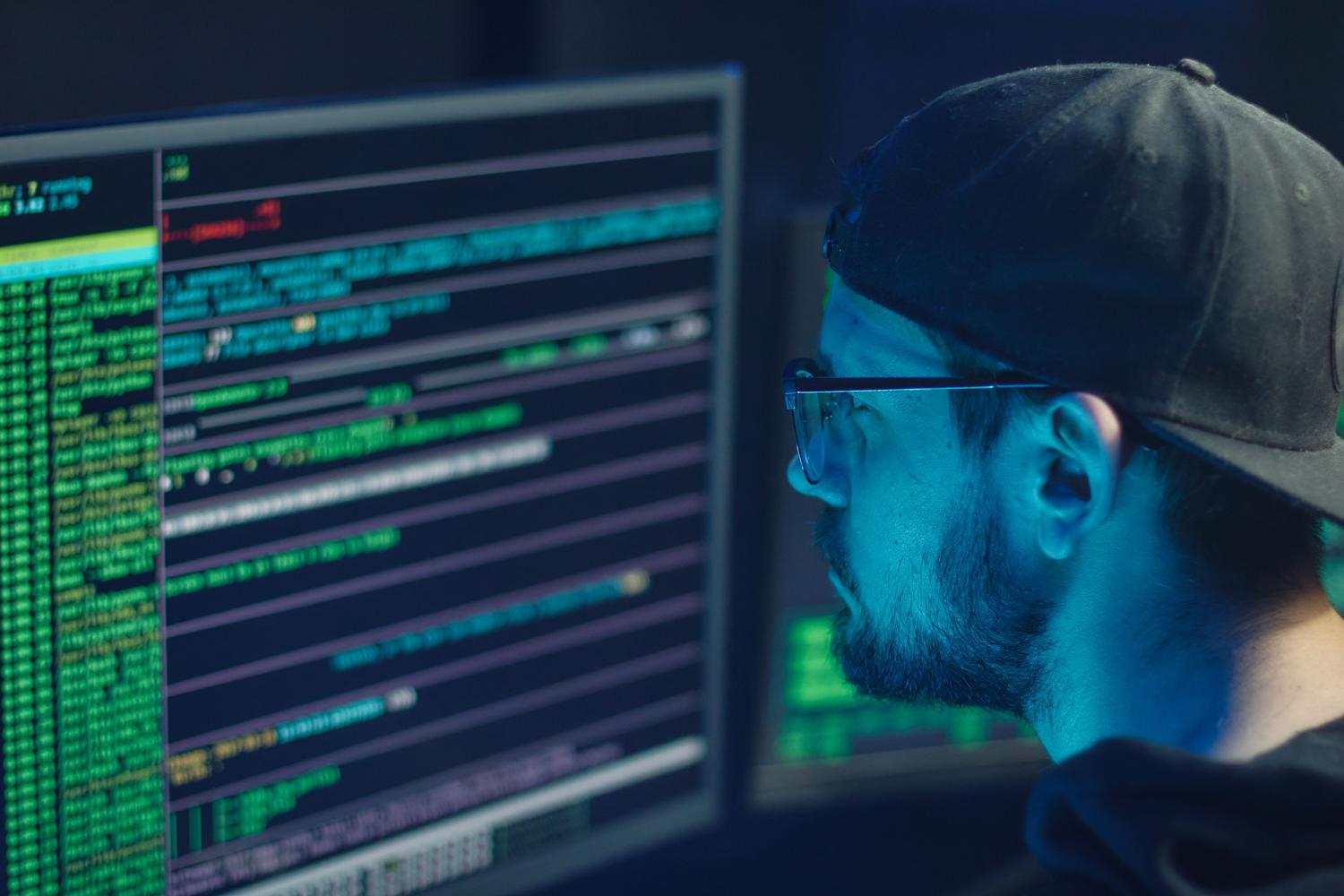 Experto en ciberseguridad analizando líneas de código y logs en múltiples monitores, reflejando la actividad de análisis de eventos de Windows. Experto en ciberseguridad analizando líneas de código y logs en múltiples monitores, reflejando la actividad de análisis de eventos de Windows.