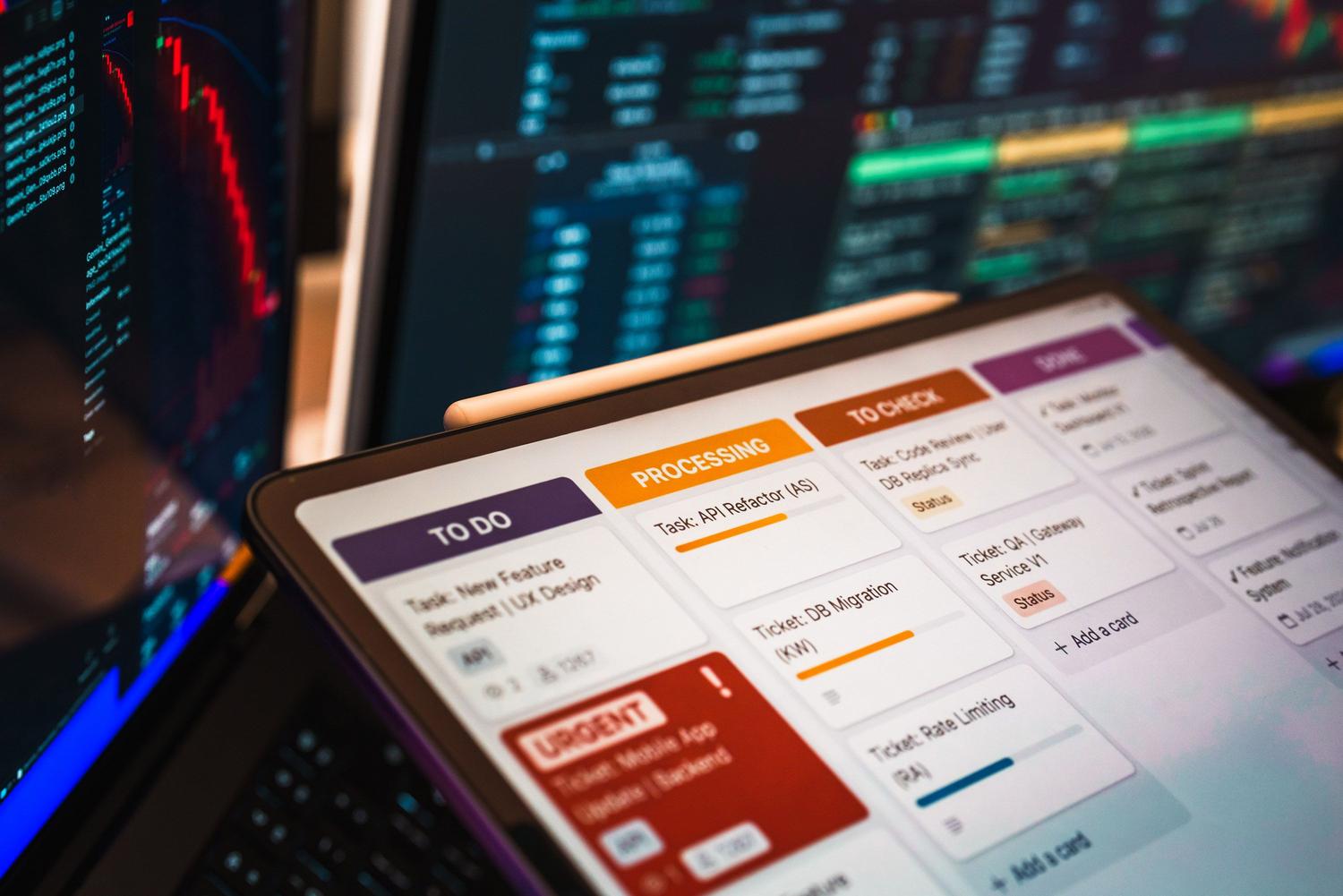 Flujo de trabajo de automatización empresarial en un tablero digital, ilustrando la diferencia entre RPA y agentes de IA en despliegues enterprise. Flujo de trabajo de automatización empresarial en un tablero digital, ilustrando la diferencia entre RPA y agentes de IA en despliegues enterprise.
