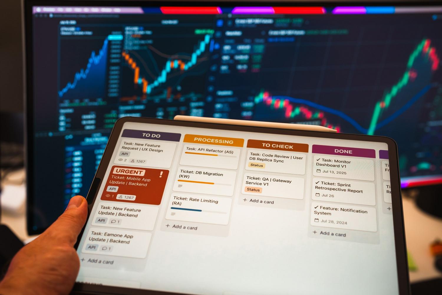Gestión de tareas y automatización de procesos mediante una aplicación de SaaS en una tableta, representando agentes de herramienta básicos. Gestión de tareas y automatización de procesos mediante una aplicación de SaaS en una tableta, representando agentes de herramienta básicos.