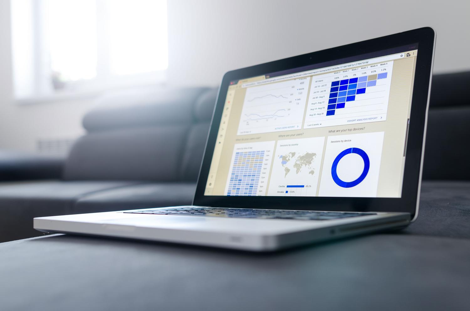 Monitorización de costes operativos y consumo de tokens de modelos de IA en un panel de analítica detallado en la pantalla de un portátil. Monitorización de costes operativos y consumo de tokens de modelos de IA en un panel de analítica detallado en la pantalla de un portátil.