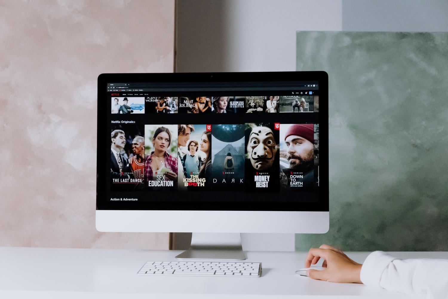 Pantalla de un ordenador iMac mostrando la interfaz de Netflix para gestionar la configuración de la cuenta desde la web Pantalla de un ordenador iMac mostrando la interfaz de Netflix para gestionar la configuración de la cuenta desde la web