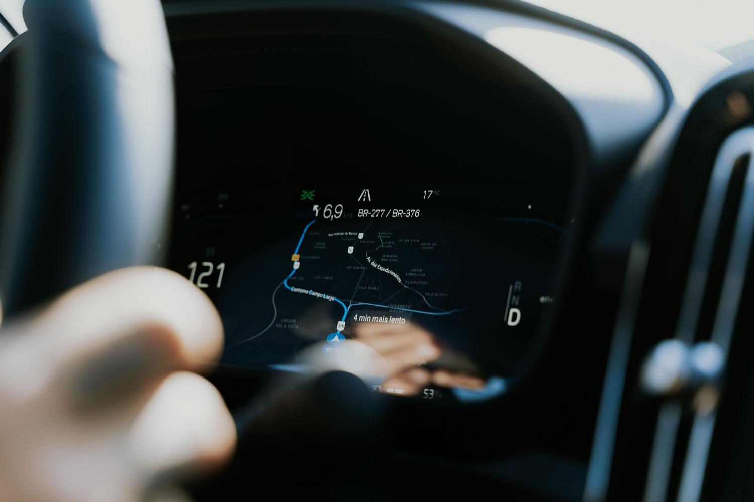Primer plano de una pantalla de navegación GPS en el salpicadero de un coche moderno, representando la interfaz de CarPlay o Android Auto. Primer plano de una pantalla de navegación GPS en el salpicadero de un coche moderno, representando la interfaz de CarPlay o Android Auto.
