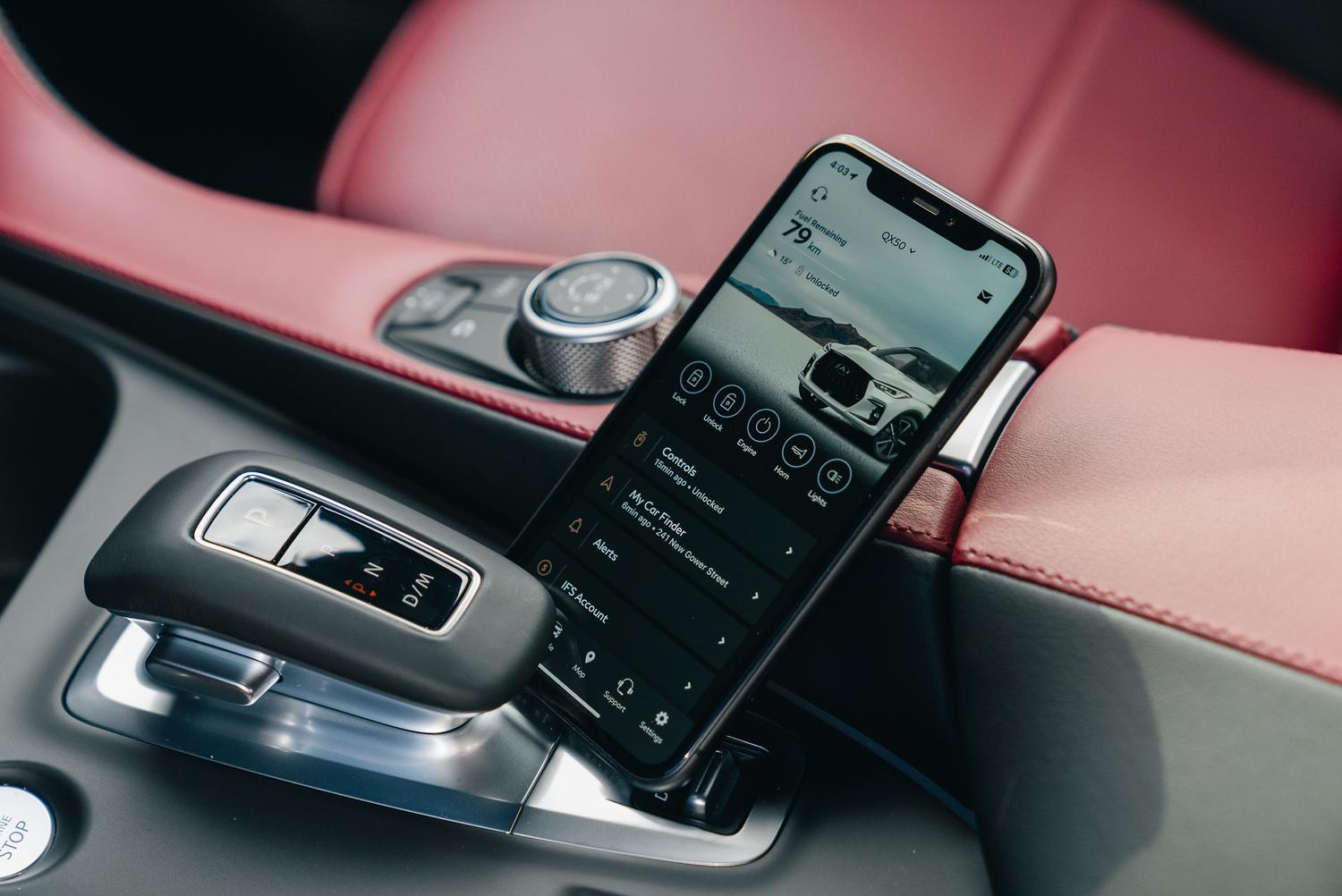 Smartphone con una aplicación de control de coche en el interior de un vehículo de lujo, simbolizando la simbiosis y conectividad entre el móvil y el coche. Smartphone con una aplicación de control de coche en el interior de un vehículo de lujo, simbolizando la simbiosis y conectividad entre el móvil y el coche.