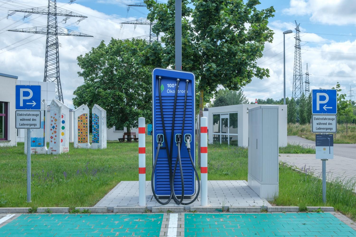 Estación de carga pública para vehículos eléctricos con diseño eco-amigable, ideal para ilustrar la espera durante la recarga. Estación de carga pública para vehículos eléctricos con diseño eco-amigable, ideal para ilustrar la espera durante la recarga.