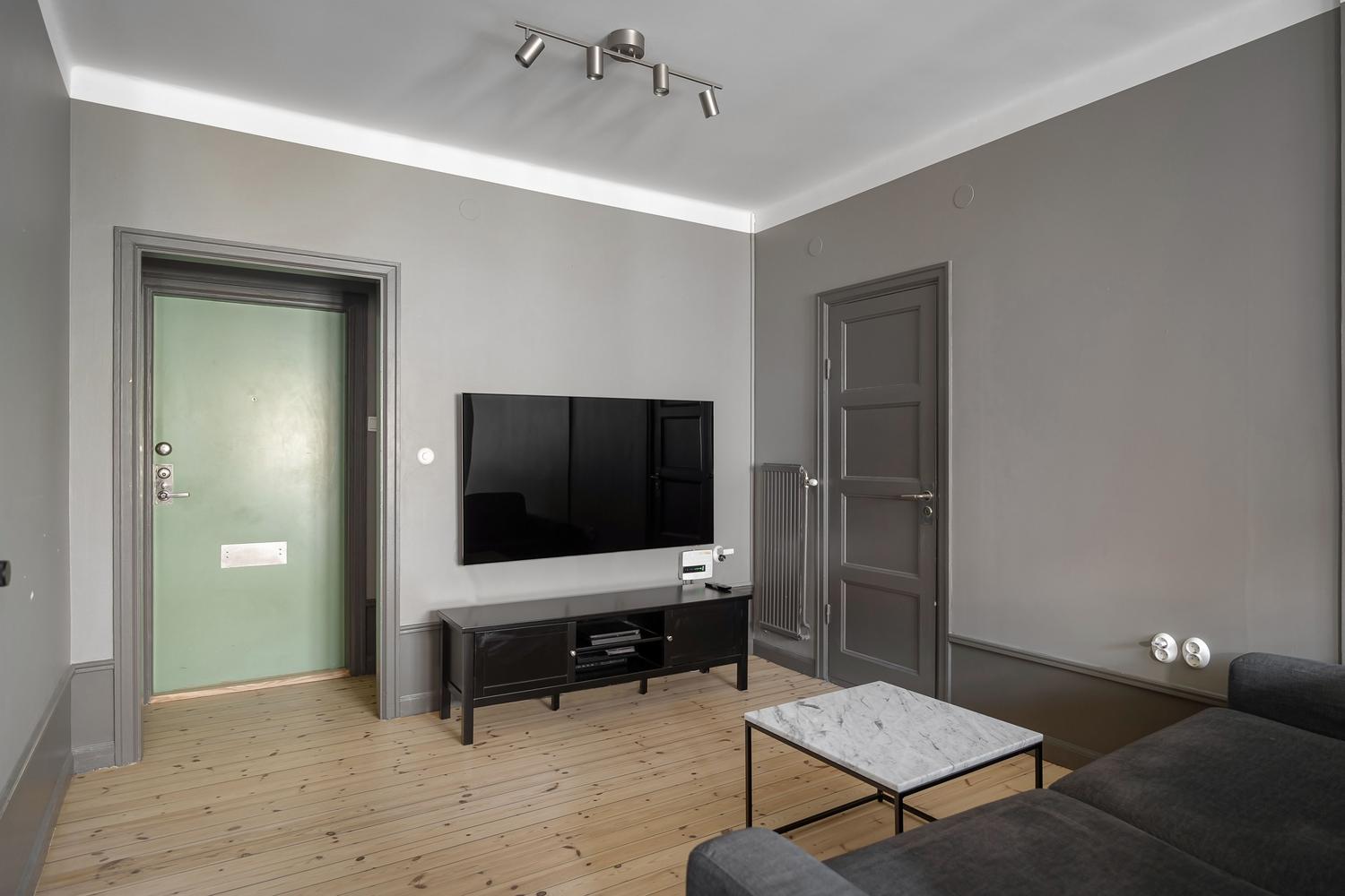 Sala de estar moderna y minimalista con un televisor de pantalla plana, representando el acceso a servicios de streaming como Prime Video en el hogar. Sala de estar moderna y minimalista con un televisor de pantalla plana, representando el acceso a servicios de streaming como Prime Video en el hogar.