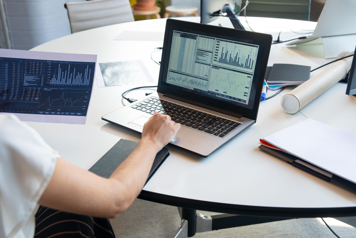 Análisis de métricas de negocio en un portátil para optimizar el flujo de trabajo empresarial. Análisis de métricas de negocio en un portátil para optimizar el flujo de trabajo empresarial.