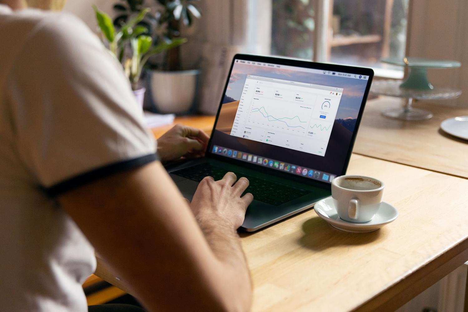 Profesional gestionando datos de clientes y leads en un panel de control de CRM desde una oficina en casa. Profesional gestionando datos de clientes y leads en un panel de control de CRM desde una oficina en casa.