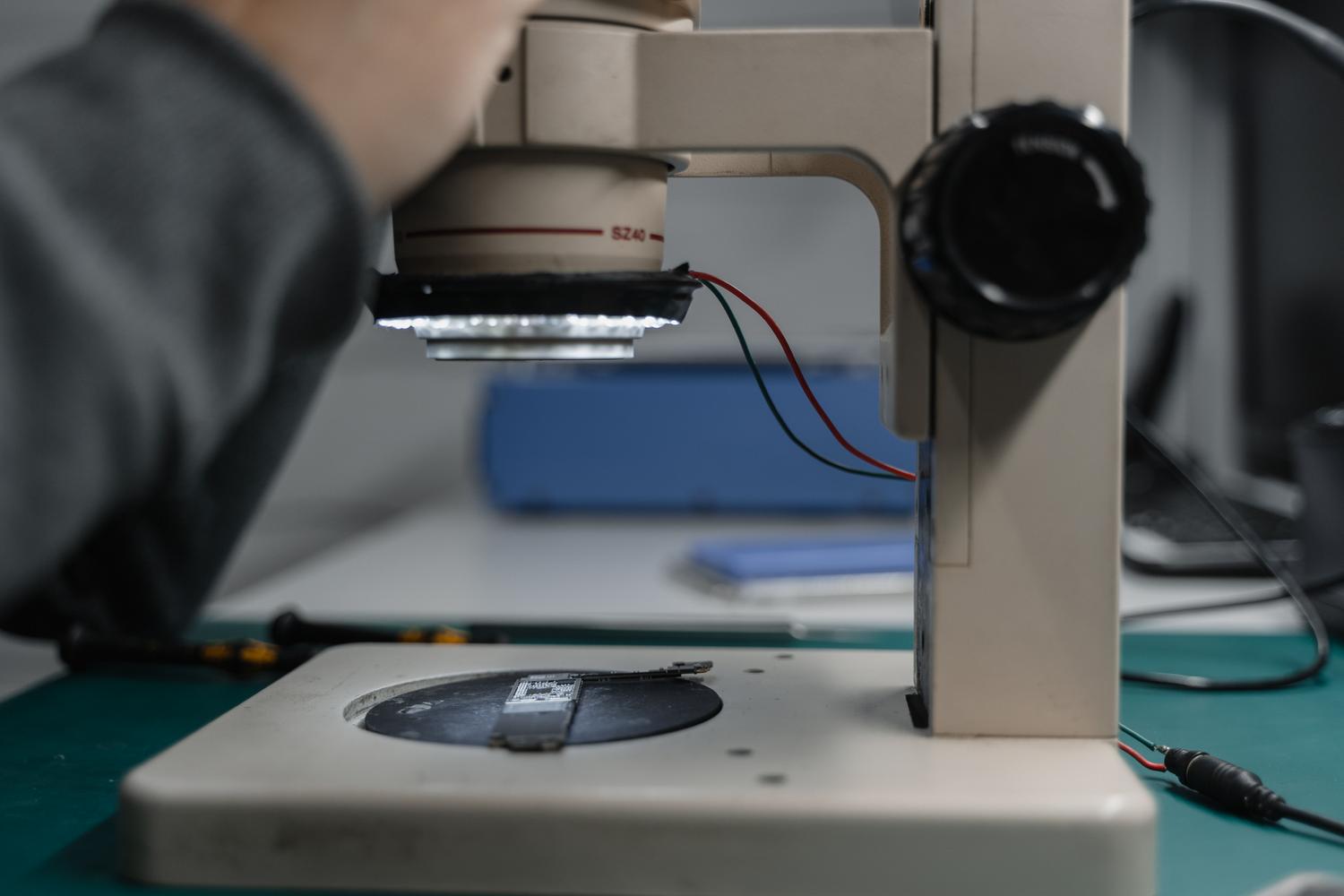 Vista detallada de un microscopio utilizado para la inspección de componentes electrónicos, resaltando la importancia de un chequeo exhaustivo. Vista detallada de un microscopio utilizado para la inspección de componentes electrónicos, resaltando la importancia de un chequeo exhaustivo.