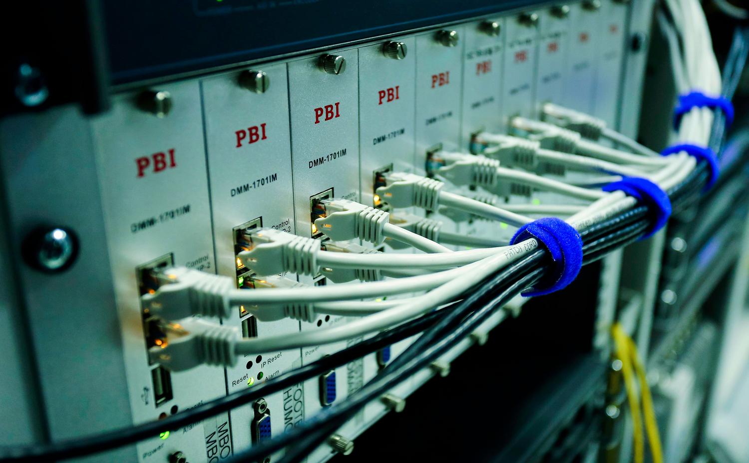 Cables de red conectados a un switch Primer plano de cables de red conectados a un switch, ilustrando la conectividad y los bridges necesarios para la migración de VMs.