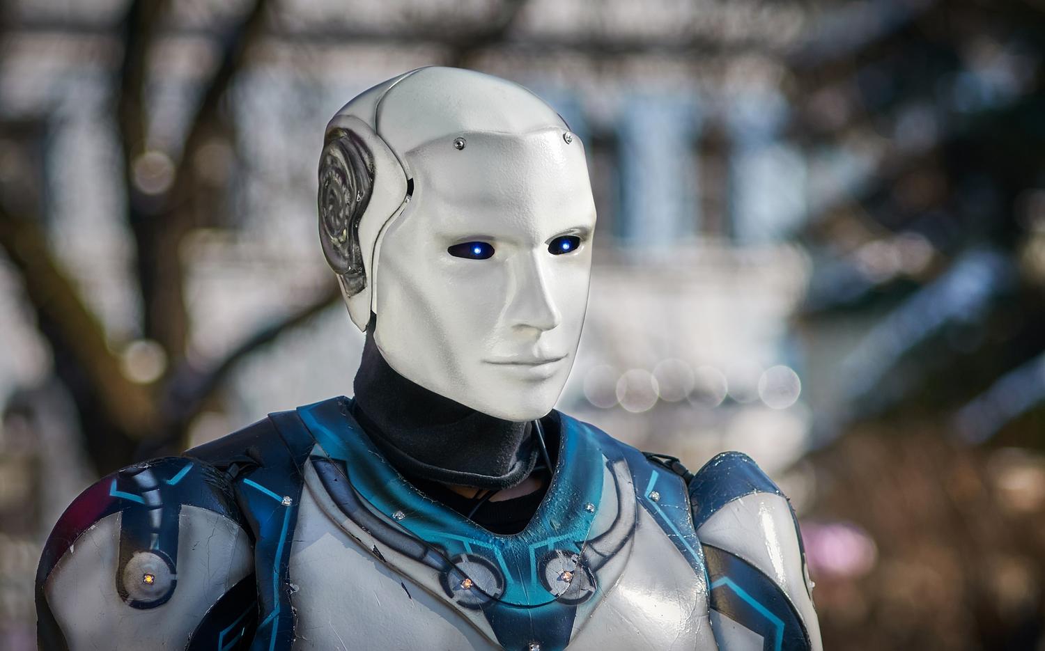 Primer plano de un robot humanoide futurista que representa el objetivo de alcanzar una inteligencia artificial fuerte y polifacética. Primer plano de un robot humanoide futurista que representa el objetivo de alcanzar una inteligencia artificial fuerte y polifacética.