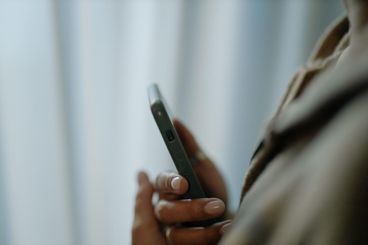 Imagen estética y minimalista de una mano sosteniendo un smartphone, aportando un toque visual moderno. Imagen estética y minimalista de una mano sosteniendo un smartphone, aportando un toque visual moderno.