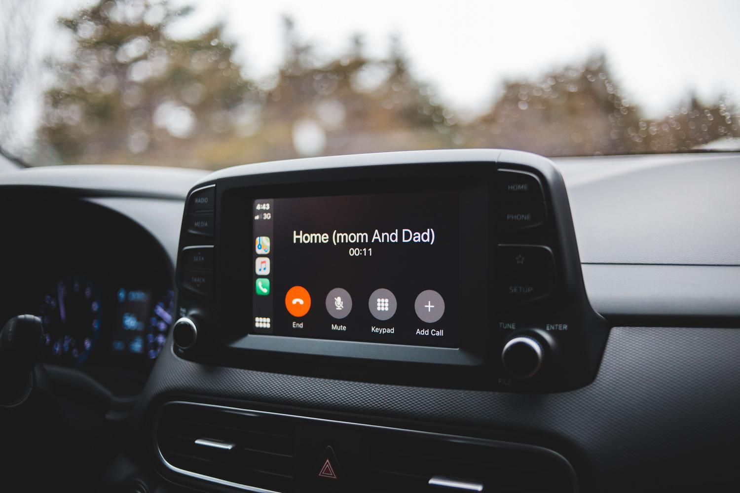 Pantalla de sistema multimedia de coche mostrando una interfaz de llamada manos libres. Pantalla de sistema multimedia de coche mostrando una interfaz de llamada manos libres.