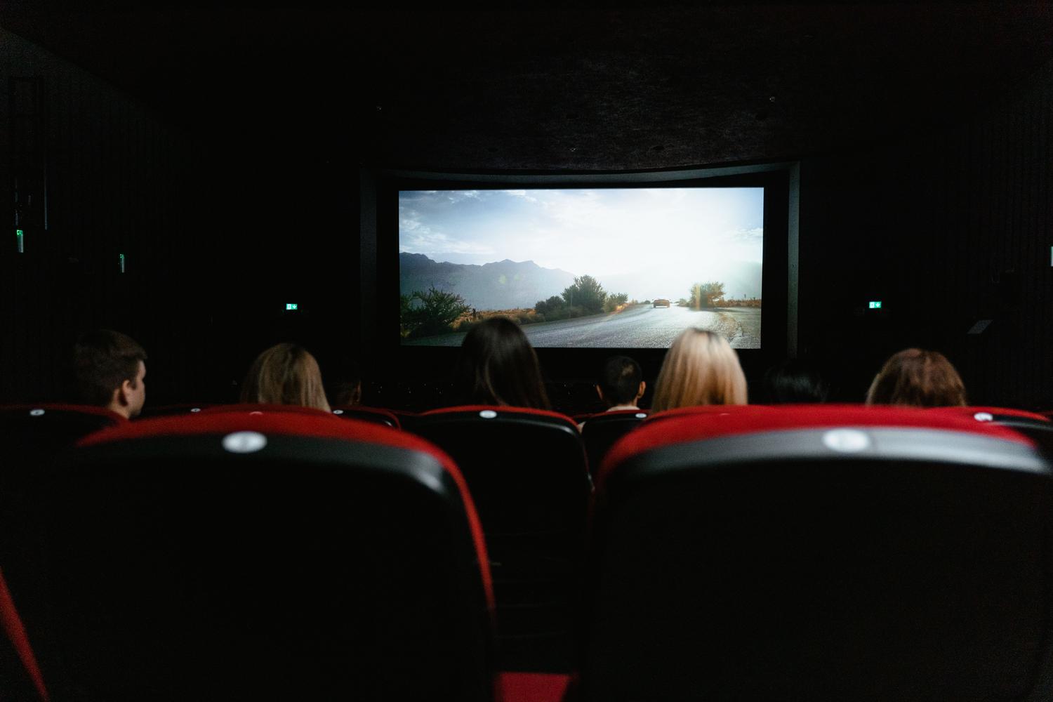 Interior de una sala de cine profesional, el entorno original donde nació y se implementó la tecnología de audio basada en objetos de Dolby Atmos. Interior de una sala de cine profesional, el entorno original donde nació y se implementó la tecnología de audio basada en objetos de Dolby Atmos.