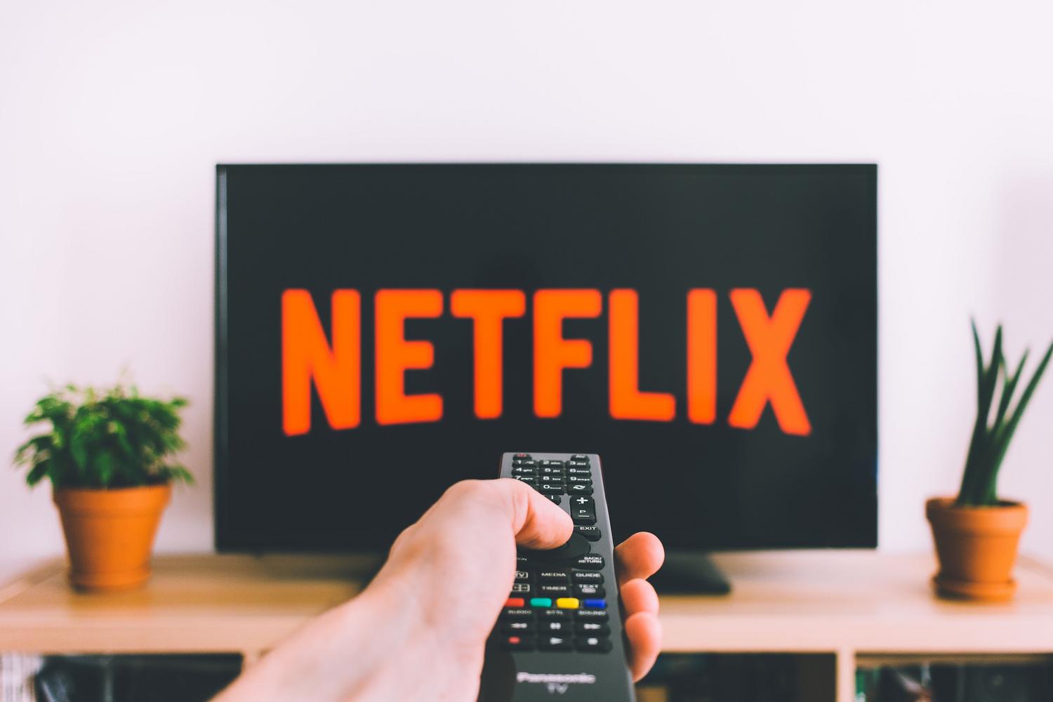 Mando a distancia frente a una pantalla de Netflix, ilustrando la compatibilidad del formato Dolby Atmos con las principales plataformas de streaming. Mando a distancia frente a una pantalla de Netflix, ilustrando la compatibilidad del formato Dolby Atmos con las principales plataformas de streaming.