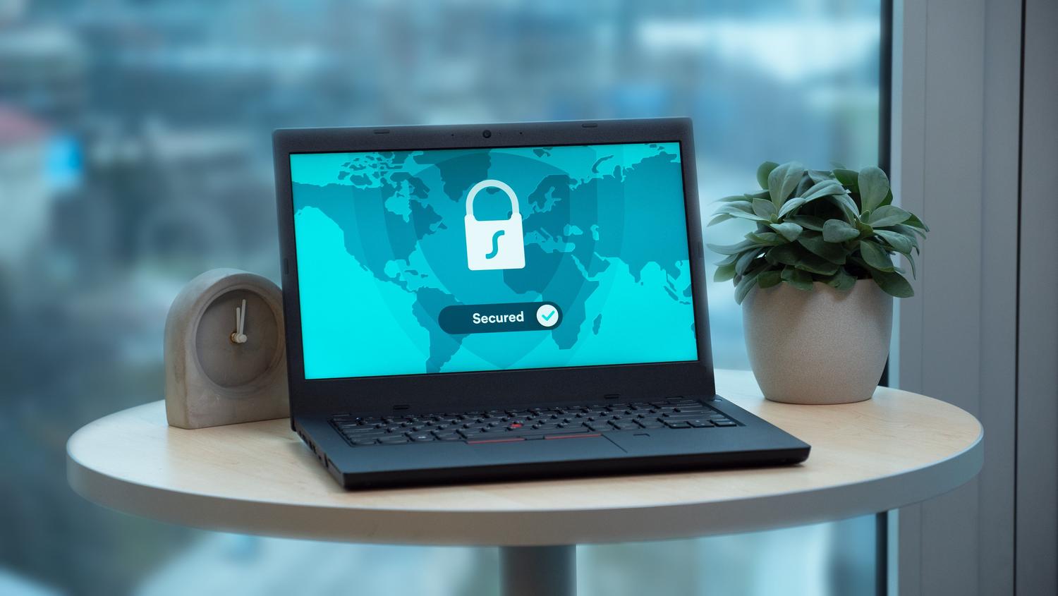 Ordenador portátil con un icono de candado de seguridad en pantalla, ilustrando la protección de datos y el cifrado. Ordenador portátil con un icono de candado de seguridad en pantalla, ilustrando la protección de datos y el cifrado.
