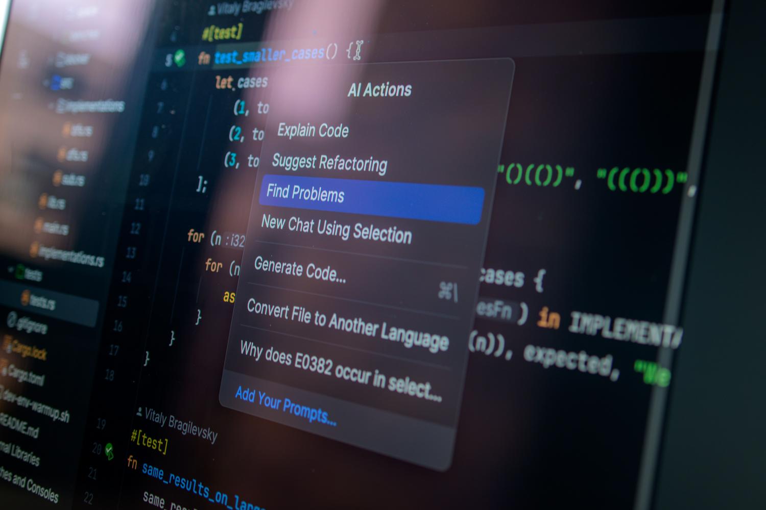 Pantalla de ordenador mostrando código de programación con un menú de opciones de asistencia por IA, representando el uso de herramientas como Copilot o Claude. Pantalla de ordenador mostrando código de programación con un menú de opciones de asistencia por IA, representando el uso de herramientas como Copilot o Claude.