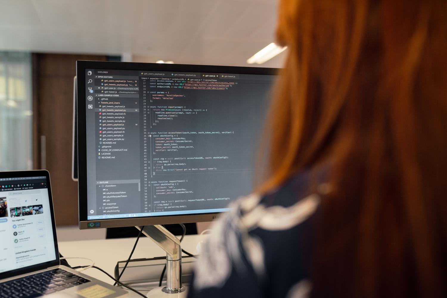 Ingeniera de software trabajando en un entorno de oficina moderno, representando la figura del contribuyente humano responsable del código. Ingeniera de software trabajando en un entorno de oficina moderno, representando la figura del contribuyente humano responsable del código.