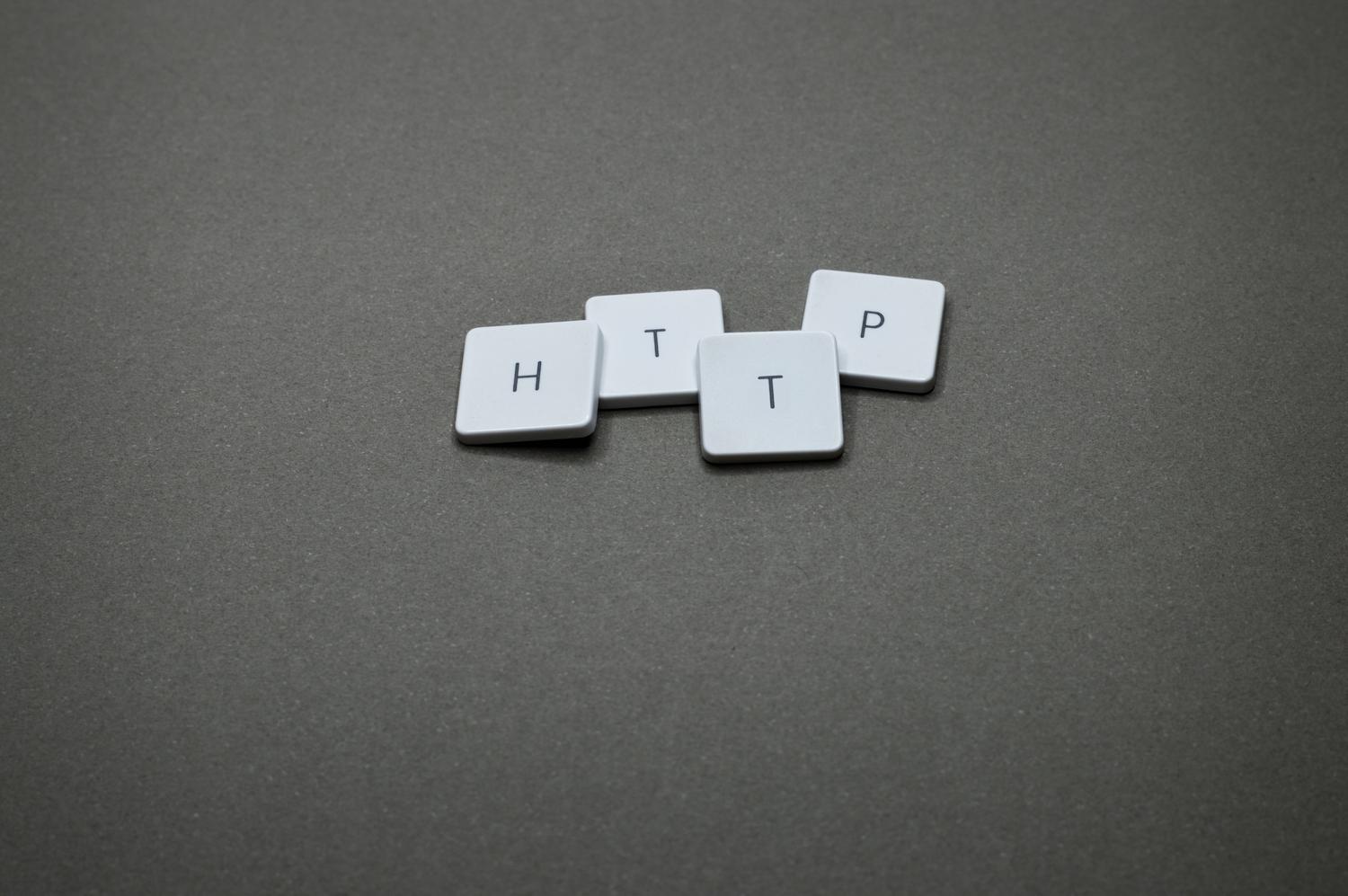 Letras blancas formando la palabra HTTP sobre un fondo oscuro, representando el protocolo de transferencia de hipertexto y sus códigos de estado. Letras blancas formando la palabra HTTP sobre un fondo oscuro, representando el protocolo de transferencia de hipertexto y sus códigos de estado.