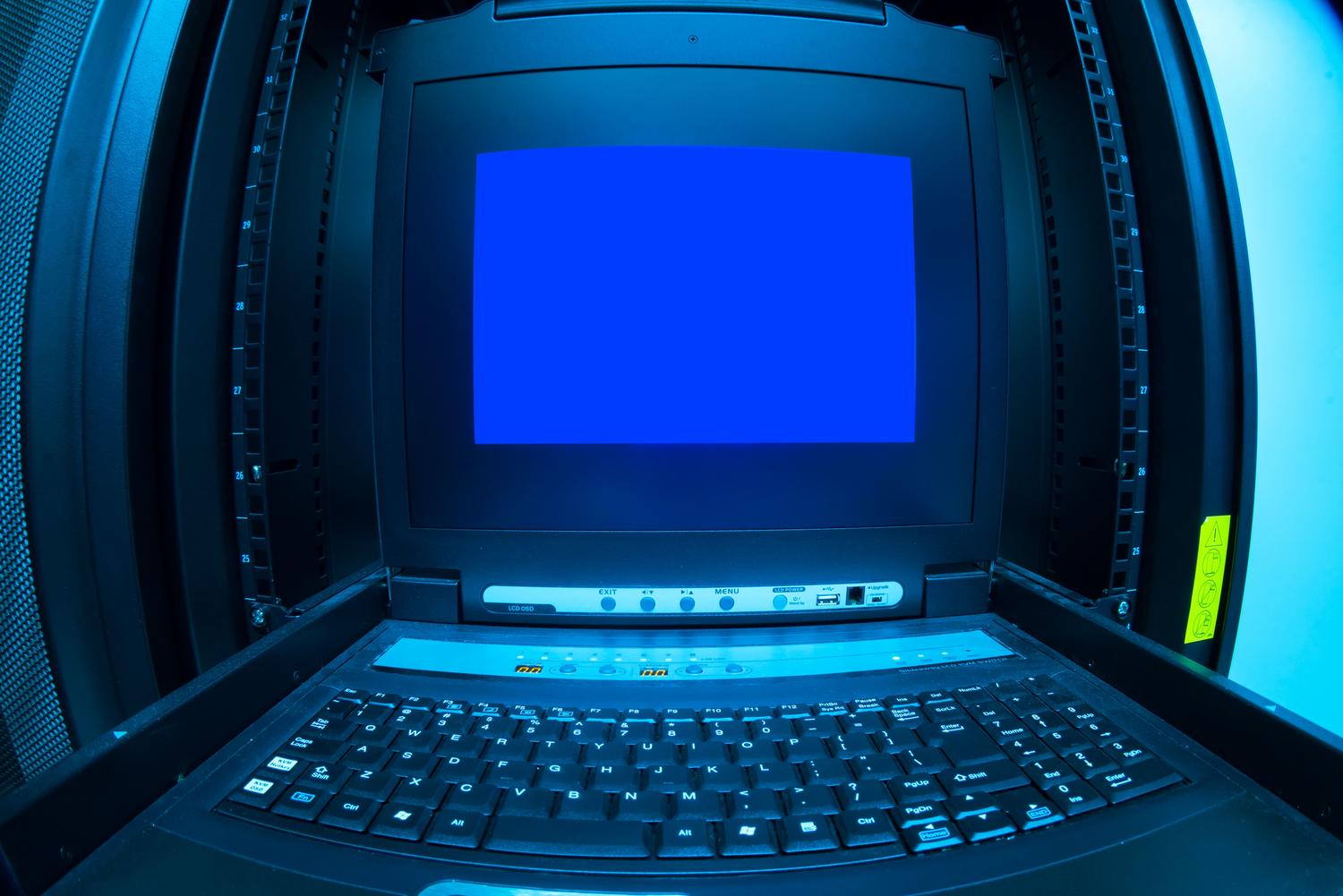 Terminal de servidor con una pantalla azul, simbolizando un error crítico o la desaparición permanente de un recurso (Error 410 Gone). Terminal de servidor con una pantalla azul, simbolizando un error crítico o la desaparición permanente de un recurso (Error 410 Gone).