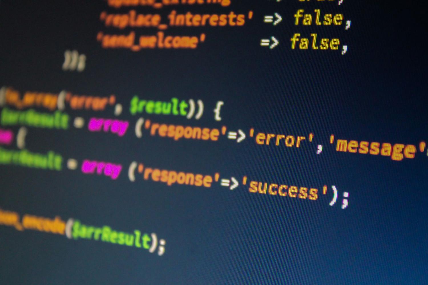 Primer plano de código PHP en un monitor, representando la implementación técnica del código 410 en el servidor. Primer plano de código PHP en un monitor, representando la implementación técnica del código 410 en el servidor.