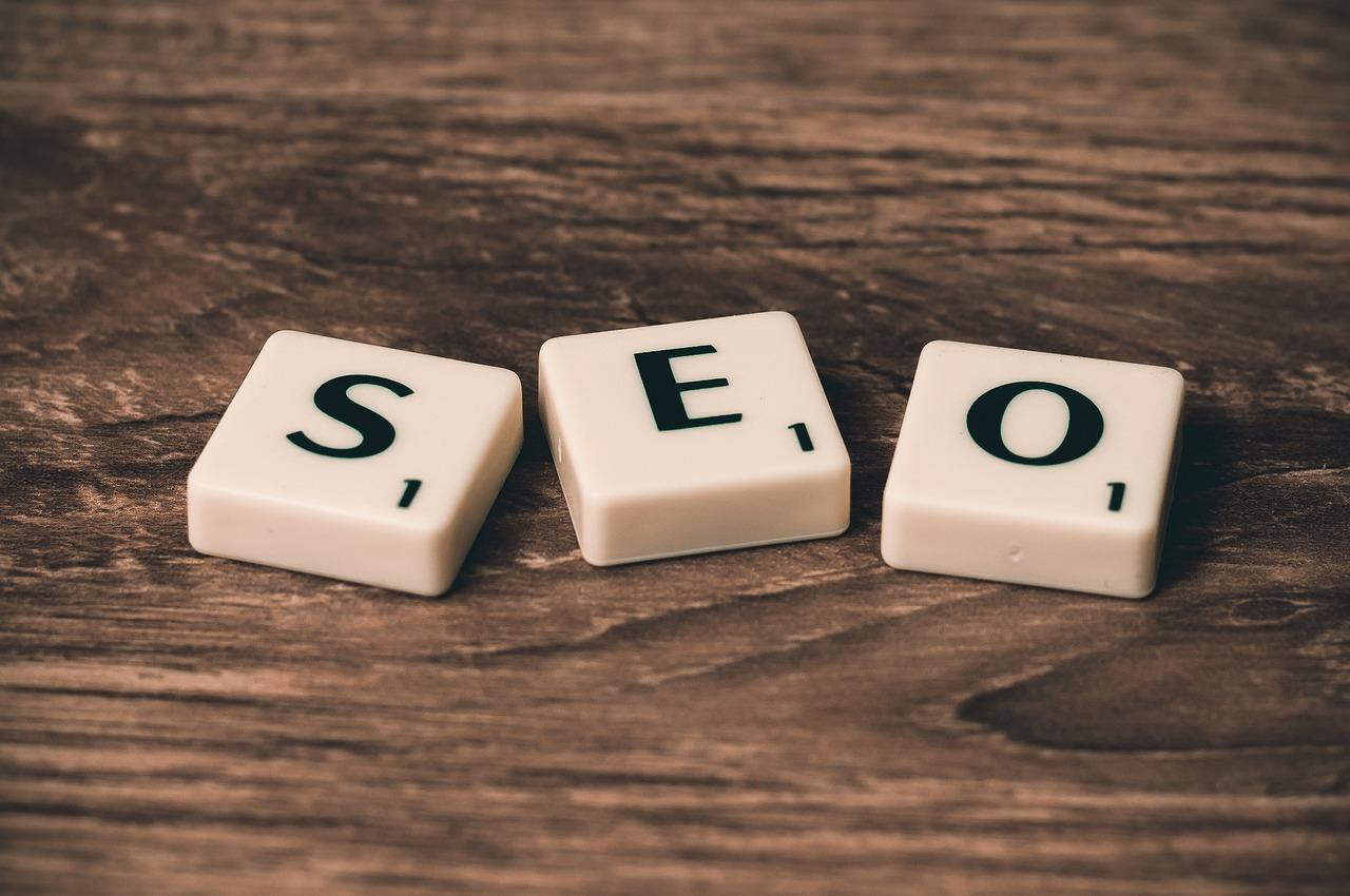 Letras de madera formando la palabra SEO, ilustrando el impacto de los códigos de estado en el posicionamiento y el presupuesto de rastreo. Letras de madera formando la palabra SEO, ilustrando el impacto de los códigos de estado en el posicionamiento y el presupuesto de rastreo.