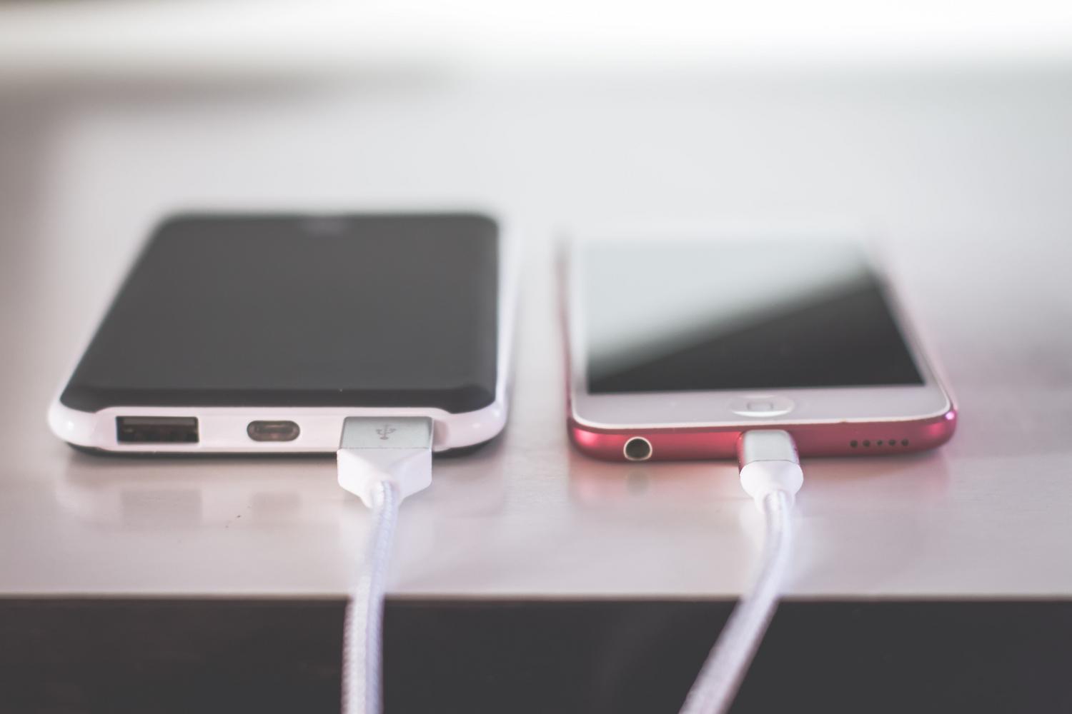 Dos smartphones cargándose Dos smartphones cargándose lado a lado en un entorno tecnológico moderno.